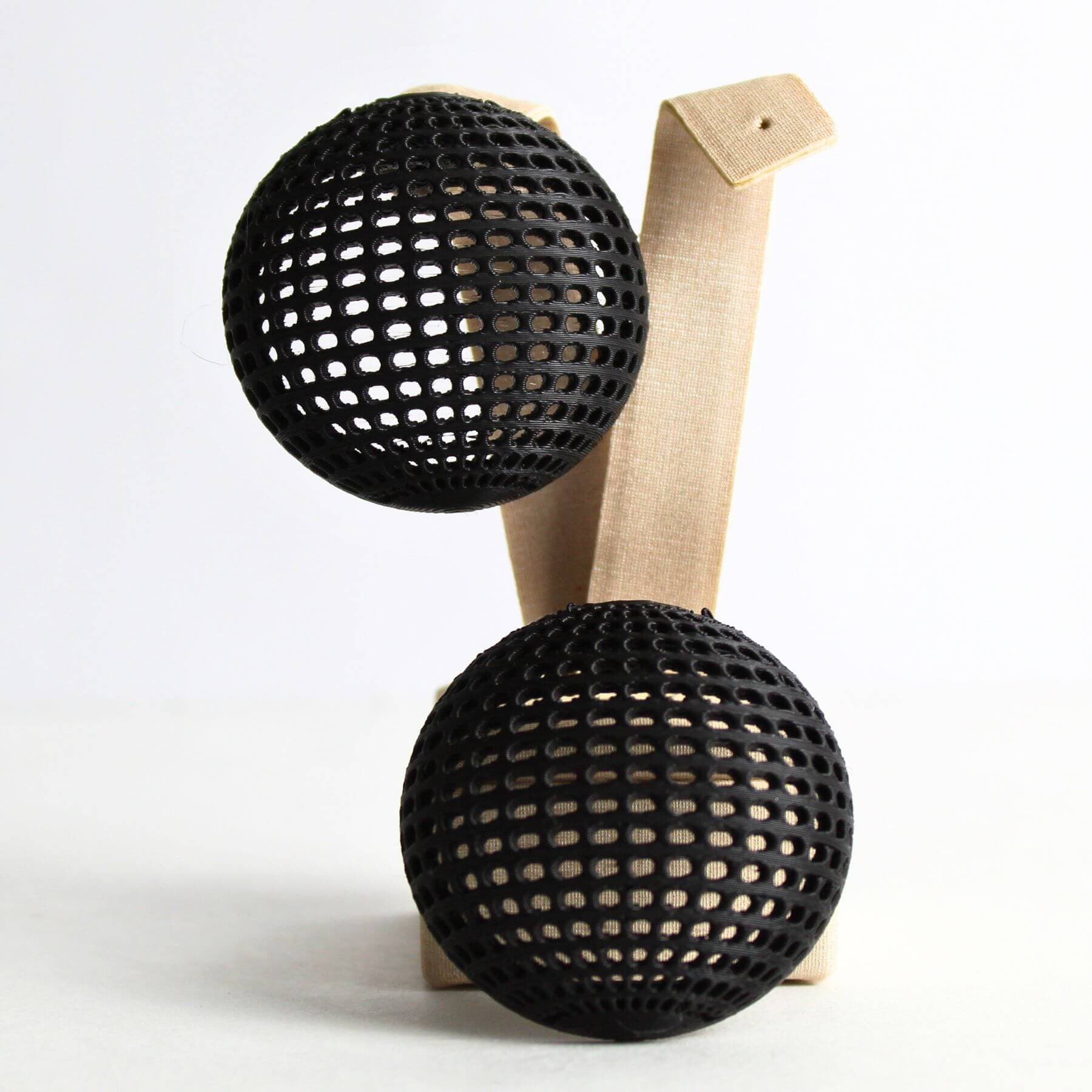 Brinco Esfera Vazada Tradicional