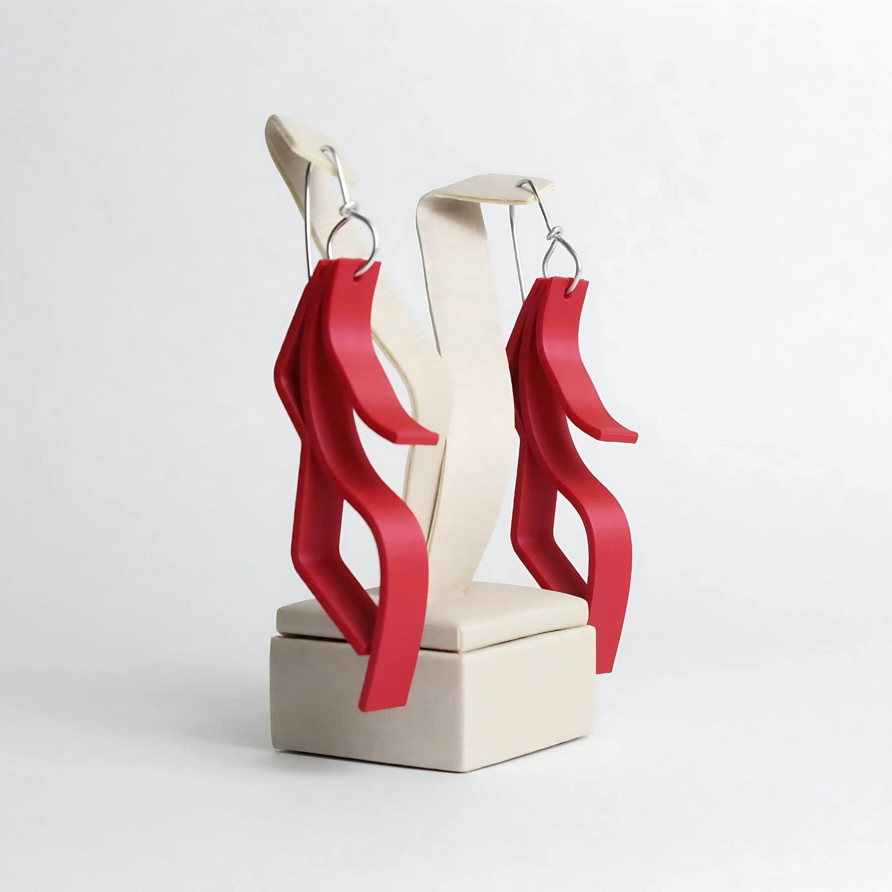 brinco curvas suaves vermelho clau khawali